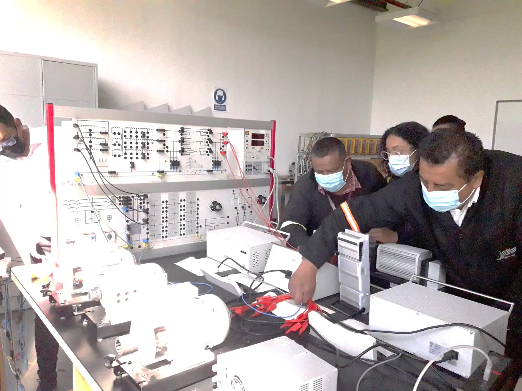 escuela de ingeniería julio Garavito laboratorio protección de líneas eléctricas