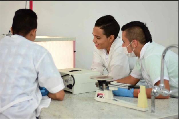 Los estudiantes de la universidad cooperativa de Colombia están trabajando continuamente en sus practicas de laboratorio en física