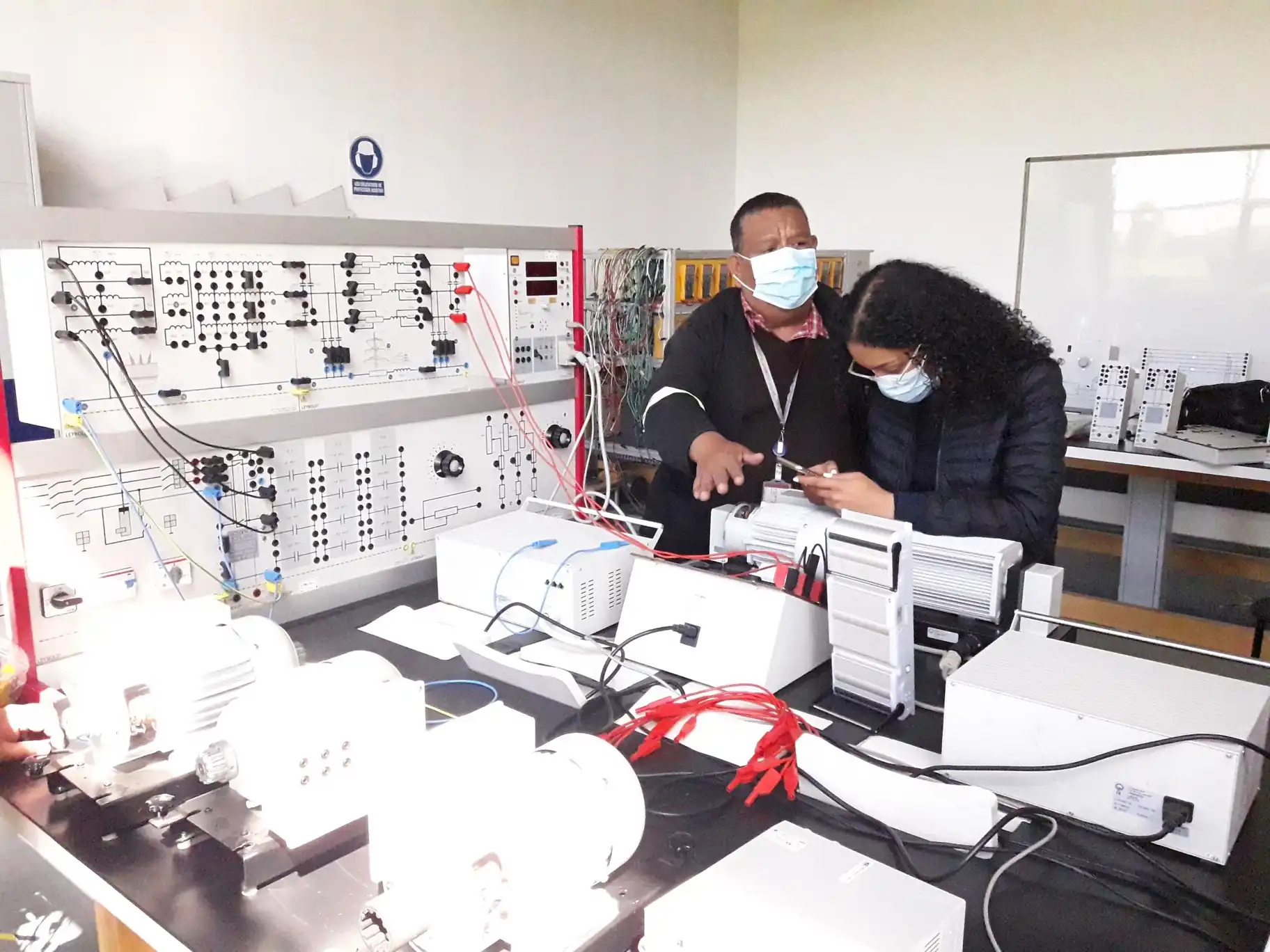 equipo laboratorio Mediciones consumo de energía
