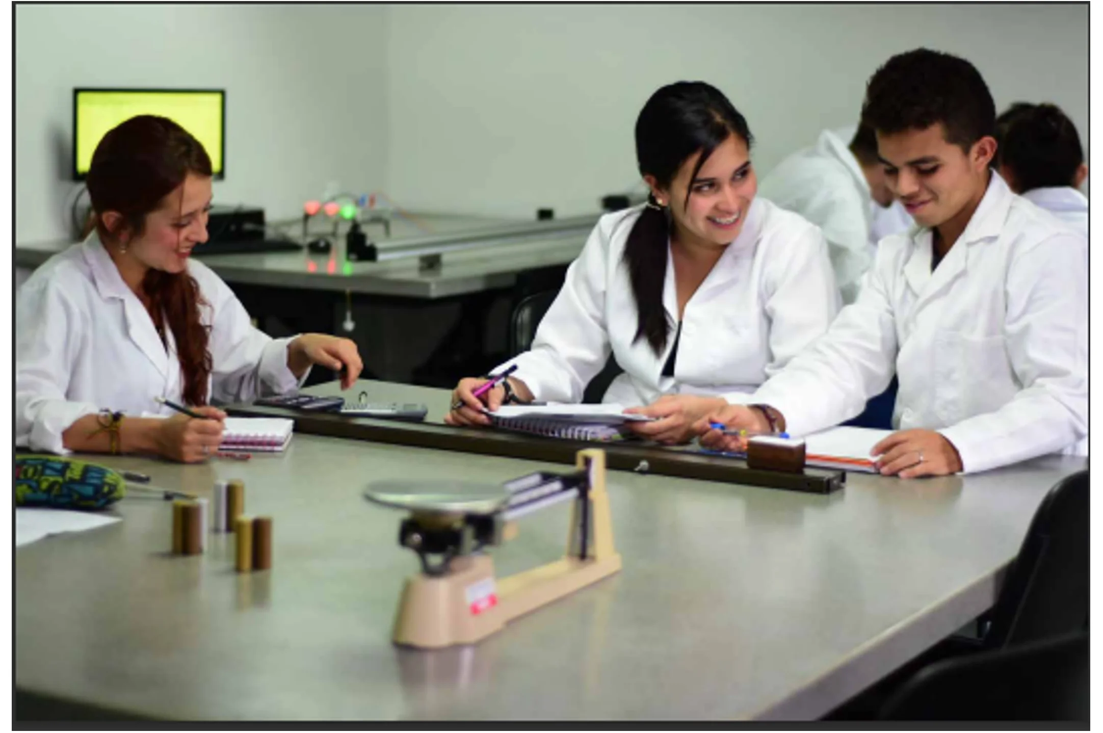 estudiantes laboratorio de fisica Universidad Cooperativa de Colombia